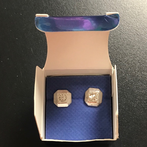 NWT Avon Classic Stud Earrings Silvertone - Picture 1 of 6